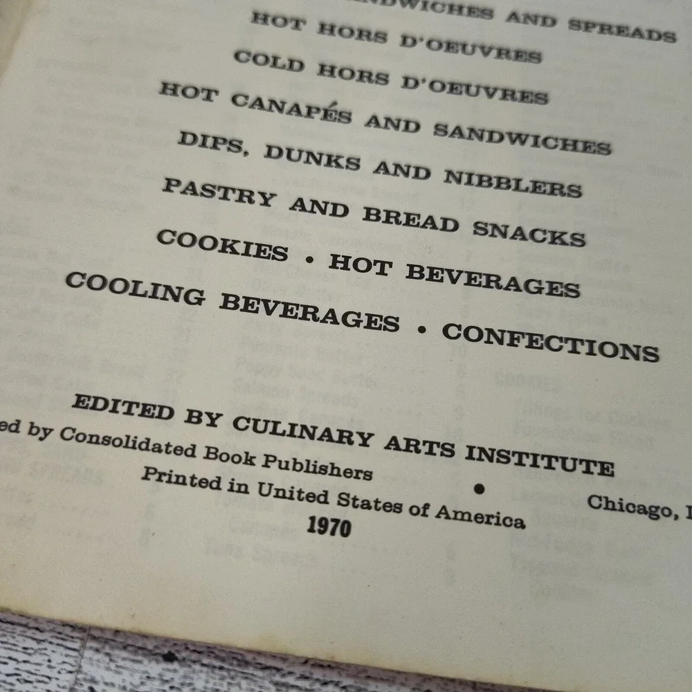 250 Tasty Snack Ideas for Entertaining Cookbook Booklet 1970 Vtg‎ Culinary Arts